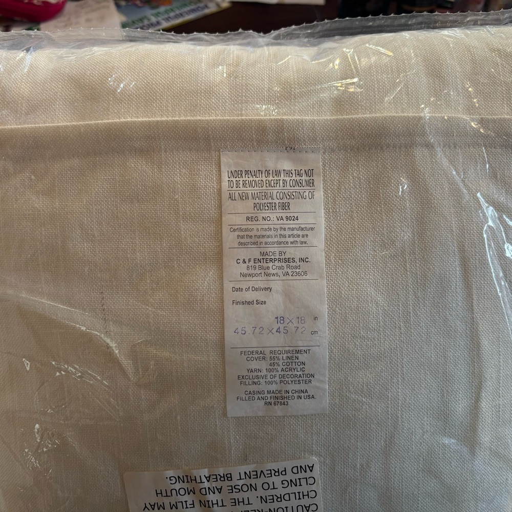 Linen throw pillow NWT 18x18 with tufted multi colored flowers. - Picture 4 of 4